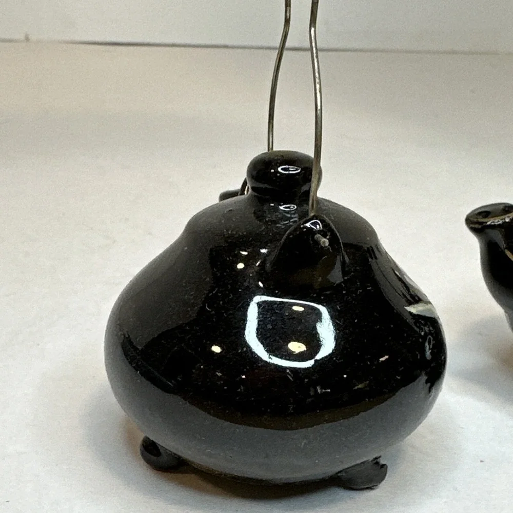 Tea Pot Salt & Pepper Shakers - Vintage Hand Painted Made in Japan